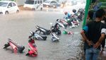 Potret Motor-motor Tenggelam Saat Banjir di Depan Plaza Senayan
