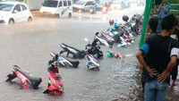 Foto: Total ada sekitar 10 motor yang tenggelam akibat banjir ini. Beberapa di antaranya mengalami mogok karena terendam banjir (dok.Istimewa)