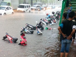 Dinas SDA Duga Banjir Jakarta Dipicu Material Proyek Sumbat Saluran Air