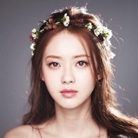 Beberapa waktu lalu pemain film Phantom Detective tersebut menarik perhatian karena warna matanya tampak berubah. Dulu hampir terlihat seperti hijau, kini warna mata Go Ara seperti semakin menggelap. Foto: Instagram