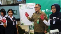Dirut PT KCI Wiwik Widayanti dan Kepala Pusat Standarisasi Lingkungan dan Kehutanan KLHK Noer Adi Wardojo meresmikan tiga stasiun ramah lingkungan di Stasiun Sudirman, Jakarta. Peresmian itu untuk mendukung peningkatan kualitas lingkungan agar menurunkan global warming.