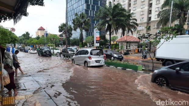 Genangan di Jl Tanjung Duren Raya, Lalin arah Grogol Macet