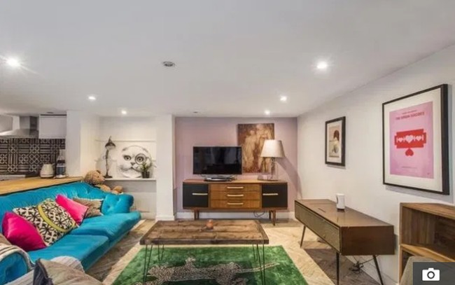 Rumah Caroline Flack bernuansa modern dengan dominasi warna netral dan muted. Foto: Rightmove.co.uk