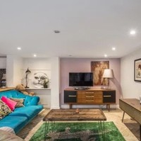 Rumah Caroline Flack bernuansa modern dengan dominasi warna netral dan muted. Foto: Rightmove.co.uk