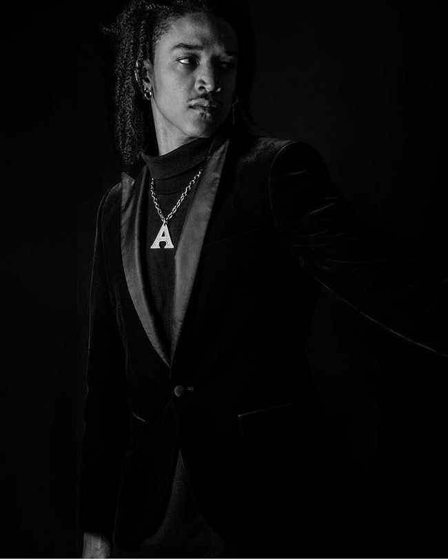 Adapun kabar asmara tersebut santer terdengar ketika Ahlamalik dan Madonna sedang berduaan di balkon sebuah gedung di Miami, Florida, AS, baru-baru ini. Dari foto hasil jepretan paparazzi itu, Ahlamalik tampak sedang mencoba merangkul Madonna. (Foto: Instagram/@ahla_malik)