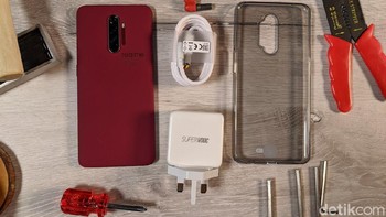 Paket dalam penjualannya, ada kabel dan charger Super VOOC serta silicon case. Foto: Adi Fida Rahman/detikINET