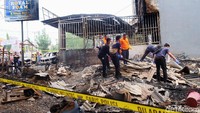 Lokasi pertama yang disisir adalah puing-puing bekas gudang barang bekas di samping kiri ruko mebel.