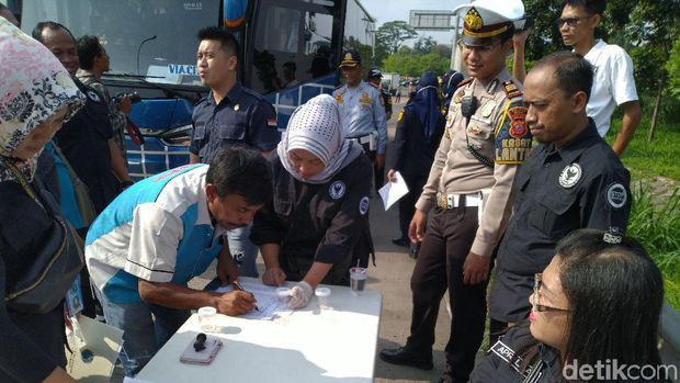 Tak Layak Jalan, Satu Bus Disita Polisi di GT Citeureup Bogor