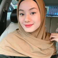 Aktris Nyimas Khodidjah Nasthiti Adinda atau dikenal dengan nama Dinda Hauw pertama kali mengunggah fotonya memakai hijab pada 25 Maret 2019. Bintang film Surat Kecil untuk Tuhan itu mantap berhijab setelah bermimpi jatuh dari pesawat. Penampilan Dinda setelah berhijab ini pun mendapatkan banyak pujian dari warganet. Foto: instagram @dindahw