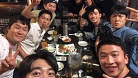 Makan malam Song Joong Ki dan rekan kerjanya terlihat asyik dan dan seru. Foto: Instagram @songjoongkionly