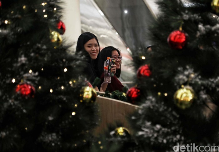 Jelang perayaan Natal sejumlah mal di Ibu kota berhias dengan pernak-pernik pohon Natal. Salah satunya mal di Kawasan Senayan City.
