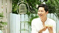 Ini pose candid Song Joong Ki dengan makanan di tangannya, terlihat tampan dan lucu. Foto: Instagram @songjoongkionly