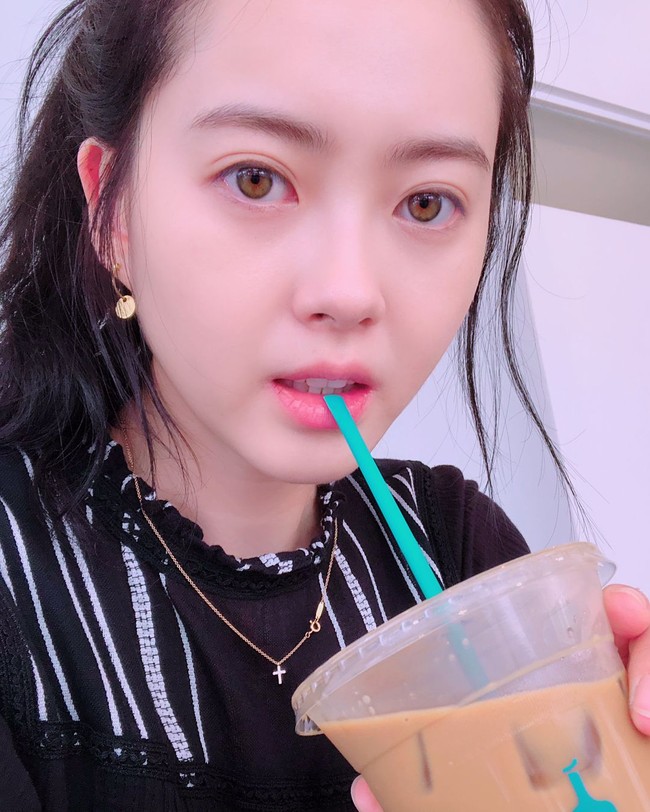 Go Ara sendiri merupakan aktris 29 tahun yang pertama kali tampil di layar kaca melalui serial Sharp. Ia pun semakin populer setelah membintangi serial Reply 1994. Foto: Instagram