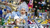 Di pusat perbelanjaan Kota Moskow pun suasana menyambut Natal nampak terasa dengan beragam hiasan dan dekorasi di pusat perbelanjaan serta aksi para pegawai pusat perbelanjaan yang mengenakan kostum meriah untuk menjajakan beragam mainan dan berbagai hadiah Natal menarik lainnya. Pavel Golovkin/AP Photo.
