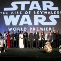 Penampilan Daisy Ridley bersama para pemeran dan pendukung film Star Wars: The Rise of Skywalker. Film tersebut akan tayang di Indonesia mulai besok, Rabu (18/12/2019). (Foto: Jesse Grant/Getty Images for Disney)