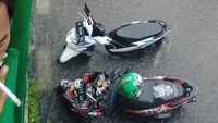 Foto: Motor-motor itu tenggelam saat diparkir di dekat Halte Atletik, Jalan Asia Afrika, tepatnya depan Plaza Senayan. (dok.Istimewa)
