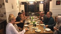 Lewat akun instagramnya @irwanprayitno, ia membagikan berbagai pose kulinerannya. Salah satunya ketika menjamu tamu dari Amerika sekaligus mempromosikan rendang. Foto: instagram irwan prayitno