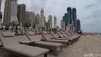 Pantai ini juga memiliki tenda berjemur yang cantik. Tenda ini tidak menjadi fasilitas cuma-cuma, kamu harus bayar kalau mau duduk atau berjemur di sini (Bonauli/detikcom)