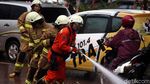 Aksi Damkar Bersihkan Lumpur Sisa Banjir di Kuningan