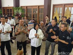 Serunya Risma Sumbang Lagu Ulang Tahun di HUT Transmedia