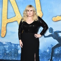 Rebel Wilson BeforeRebel memang sudah memulai transformasinya selama beberapa tahun. Dulu dikenal dengan bentuk tubuh gemuk, di 2024 Rebel dengan tampil dengan penurunan berat badan yang maksimal meski sempat naik 14 kg di awal tahun.Foto: Steven Ferdman/Getty Images