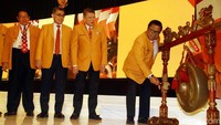 Dengan memukul gong, OSO membuka Musyawarah Nasional Partai Hanura ke-III di Hotel Sultan, Jakarta, Selasa (17/12).