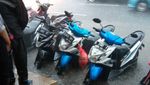 Potret Motor-motor Tenggelam Saat Banjir di Depan Plaza Senayan