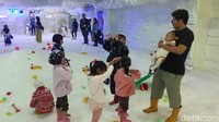 Ide membuat Frozen World terinspirasi dari Harbin. Kota di negeri China itu kerap menggelar kompetisi membuat bangunan berbahan es yang diikuti berbagai negara, termasuk Indonesia di setiap musim dingin tiba (Foto: Muhammad Aminudin/detikcom)
