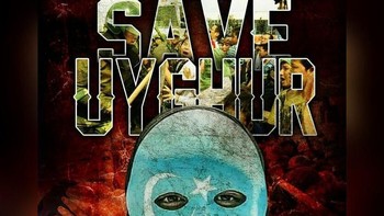 Foto demonstran dengan topeng Uighur ini sering menjadi bahan meme yang simpatik (Twitter)