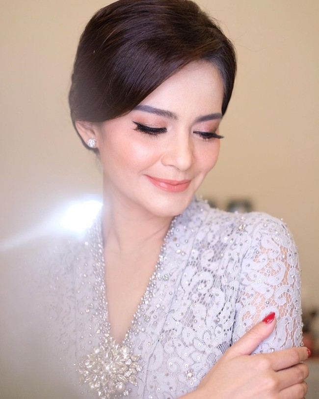 Pulasan blush on peach menyegarkan wajah Cut Tari.  Foto: Instagram sylvanamakeup