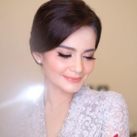 Pulasan blush on peach menyegarkan wajah Cut Tari.  Foto: Instagram sylvanamakeup