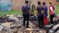 Tim Labfor Bareskrim Polri menyisir tempat kejadian perkara selama tiga jam.