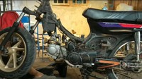 Grand Max!!! Sebutan untuk hasil kawin silang antara Honda Astrea Grand dengan Yamaha Nmax. Hasil karya mofifikasi ini diunggah melalui video di kanal YouTube Bapak Mustofa Kepala Jenggot. Dalam video yang diunggah pada 15 Desember 2019 itu menampilkan proses modifikasi Grand Max dari proses awal. Foto: Pool (Screenshot Youtube Bapak Mustofa Kepala Jenggot)