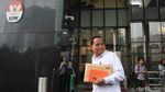 Lirikan Tajam Direktur Operasional Bulog saat Diperiksa KPK