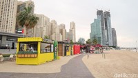 Sementara itu, bagian belakang pantai adalah pemandangan apartemen dan gedung-gedung tinggi. Pemandangan yang dihadirkan benar-benar beda dibandingkan dengan pantai Dubai lainnya (Bonauli/detikcom)
