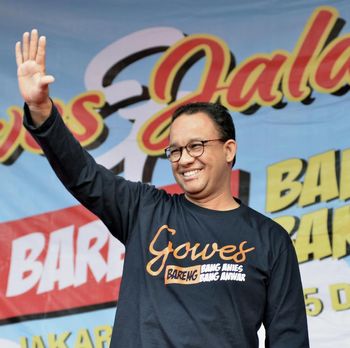 Gubernur DKI Jakarta Anies Baswedan menyapa peserta saat membuka kegiatan olahraga sepeda santai ÒGowes Bareng Bang Anies dan Bang AnwarÓ di Kanal Banjir Timur (KBT), Malaka Sari, Jakarta Timur, Minggu (15/12/2019). Kegiatan itu untuk mengajak masyarakat agar lebih giat gemar berolahraga terutama sepeda untuk mengurangi polusi. ANTARA FOTO/Suwandy/aww.