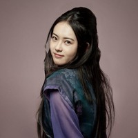 Lihat saja matanya dalam foto promo serial Hwarang ini. Tampak lebih cokelat dari pada ketika remaja. Foto: Instagram