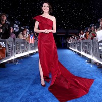 Gaun yang menjadi pilihan Daisy Ridley merupakan keluaran label Oscar de la Renta. Warna merah yang mencolok sukses menjadikan aktris 27 tahun dari Inggris sebagai pusat perhatian. (Foto: Jesse Grant/Getty Images for Disney)