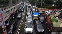 Hujan deras yang mengguyur wilayah Jakarta membuat sejumlah jalan tergenang air. Hal itu pun memunculkan sejumlah titik kemacetan di Jakarta.