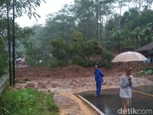 Longsor, Jalan Nasional Semarang-Purwokerto di Banjarnegara Putus