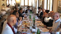 Salah satu foto kegiatan kunjungan kerja juga dipamerkan. Ini momen ketika Irwan memperkenalkan rendang di Italia.  Foto: instagram irwan prayitno