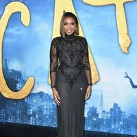 Premier Cats juga dihadiri bintangnya yang lain, termasuk Jennifer Hudson. Mantan kontestan American Idol ini muncul dalam balutan gaun serba hitam dengan aksen lace pada bagian bodice. (Foto: Steven Ferdman/Getty Images)