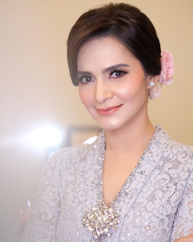 Makeup Cut Tari disempurnakan dengan pulasan lipstik senada, yakni lipstik peach dengan pulasan lip gloss.  Foto: Instagram sylvanamakeup