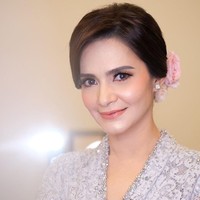 Makeup Cut Tari disempurnakan dengan pulasan lipstik senada, yakni lipstik peach dengan pulasan lip gloss.  Foto: Instagram sylvanamakeup