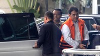 Eks Direktur Pemasaran PTPN III (Persero) I Kadek Kertha Laksana turun dari mobil yang membawanya ke gedung KPK, Jakarta, Selasa (17/12/2019).