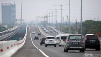 Jusri merasakan naik turun serta tikungan dari kontur jalan tol layang masih dalam tahap toleransi.