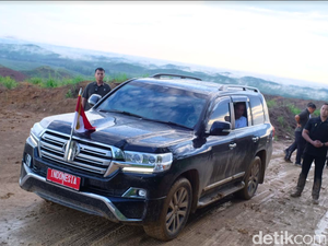 Jokowi Tinjau Ibu Kota Baru Naik Land Cruiser