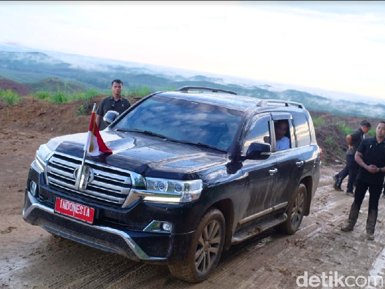 Jokowi Tinjau Ibu Kota Baru Naik Land Cruiser