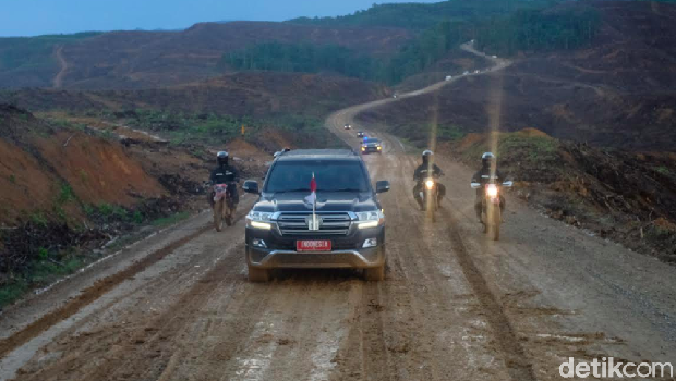 Naik Land Cruiser, Jokowi Tinjau Titik Istana di Ibu Kota Baru