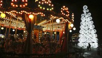 Pasar Natal juga mulai dibuka di Cyprus. Tak hanya diisi dengan berbagai kios berisi ornamen dan hadiah Natal, berbagai wahana bermain untuk anak-anak juga tersedia di pasar tersebut. Petros Karadjias/AP Photo.